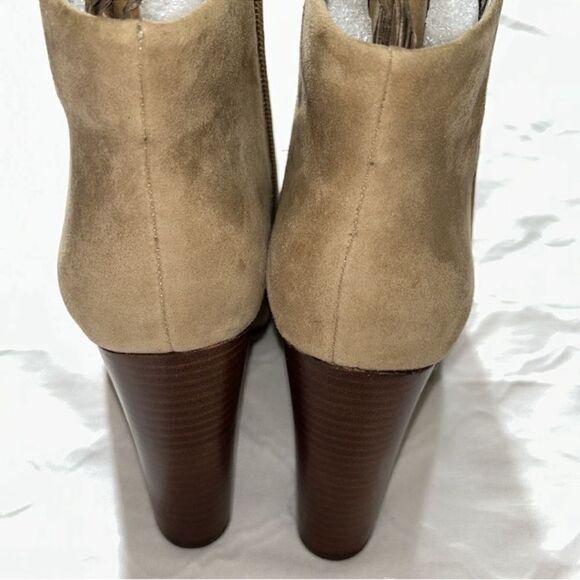 Vince Camuto Tan Leather Ankle Boots
Boots(Size 6.5M) - Picture 3 of 13